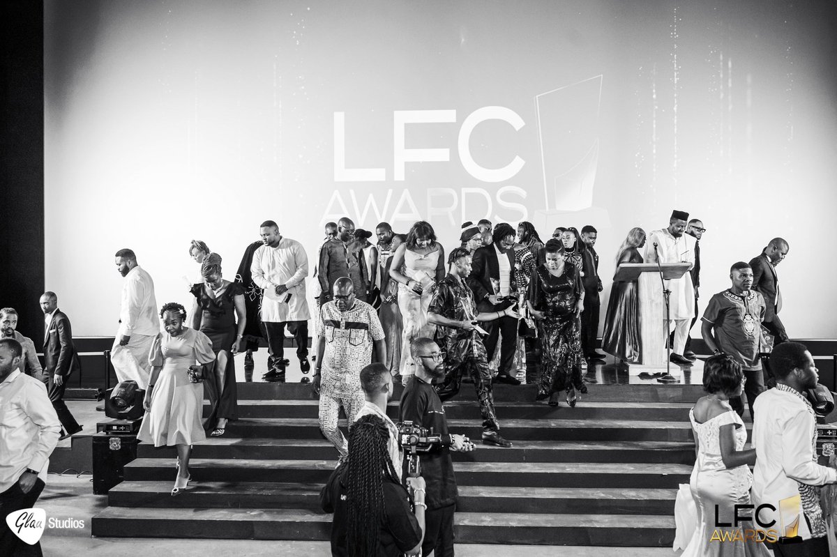 FrancoiseEllong's tweet photo. WE DID IT !!
Exit la 6ème Cérémonie des LFC AWARDS qui a littéralement fait l'unanimité à tous les niveaux ✨💖

MERCI INFINI à nos Équipes renouvelées, aux Partenaires, Bienfaiteurs, Cinéastes, les Panélistes, au Public 🙇🏾‍♀️

Rejoignez-nous
lefilmcamerounais@gmail.com
#LFCAwards6 https://t.co/HrXyWLz9a0