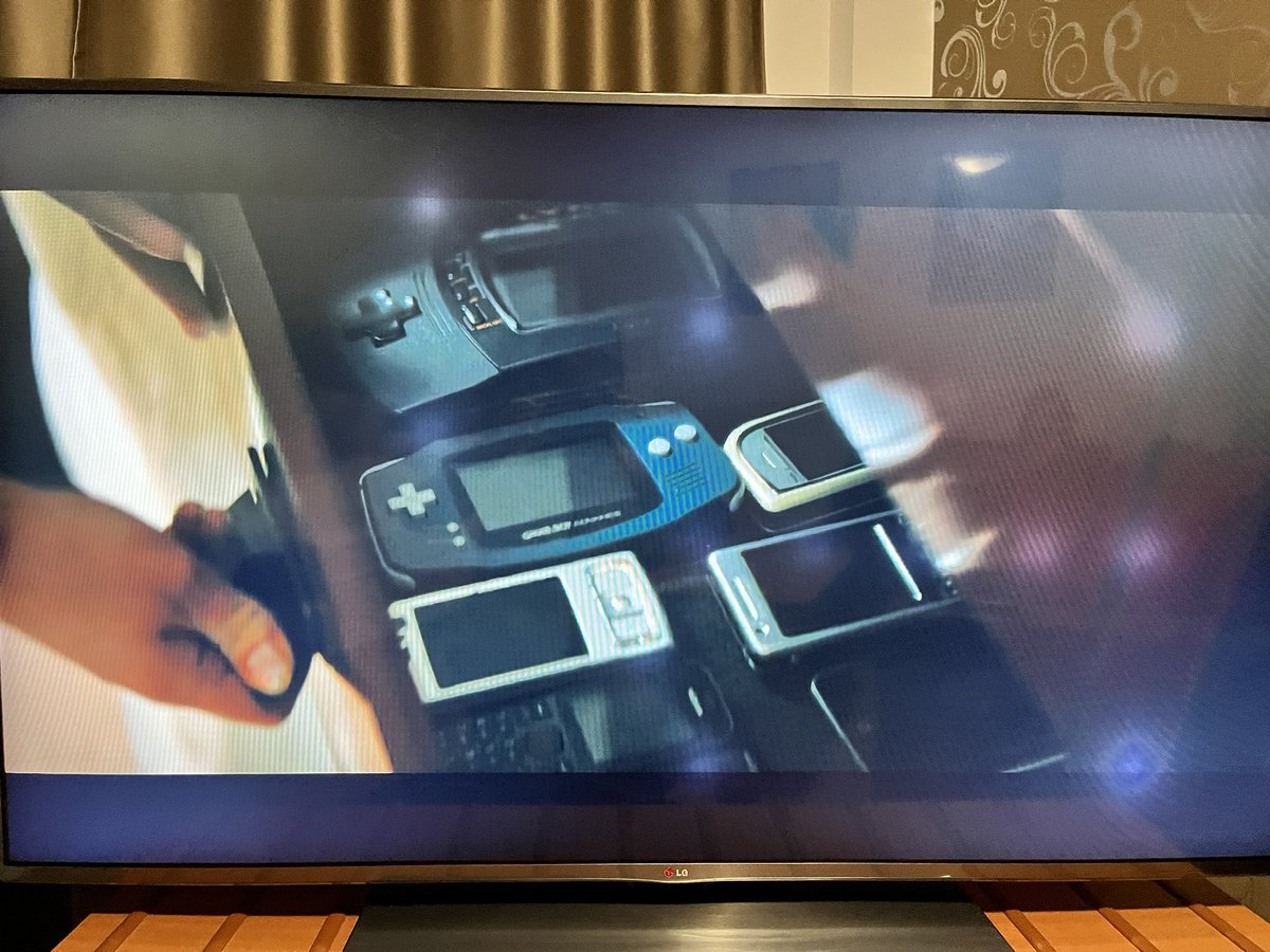 Amobile73's tweet photo. Tu regardes une obscure série Suédoise sur #Netflix… l’héroïne fouille une commmode … QUAND SOUDAIN!! 
#retrogaming #Atari #Lynx #GameBoy  #classicgamingiseverywhere https://t.co/Wz7lfkxot4