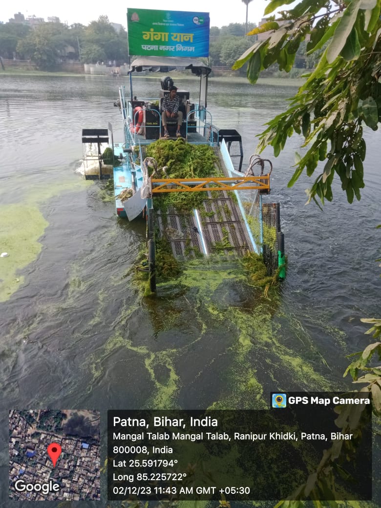cityofpatna's tweet photo. पटना नगर  निगम के द्वारा गंगा यान ( TRASH SKIMMER ) की सहायता से सभी तालाबों और गंगा नदी की सफाई की जा रही है |
ULB CODE-801373
#chakachakpatna #swachhganga #cleanning 
@HardeepSPuri @SwachhBharatGov @mygovindia @MoHUA_India @UDHDBIHAR @IPRD_Bihar @dm_patna https://t.co/QsOrkncme7