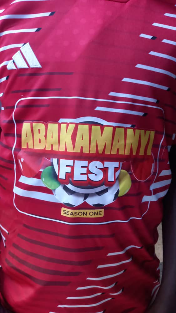 DavidLumansi's tweet photo. Abakamanyi Fest fball match at Old Kla SSS ground on Tue 12th. Mathias Walukagga jangu tukubemu.  My 1st Phone was given to me by Walukagga nga nakatandika okukola ku CBS. He asked me for my contact ne mugamba nti silina simu. He just removed his simcard &amp; he gave me his phone🤣 https://t.co/SvLUIIEhD4