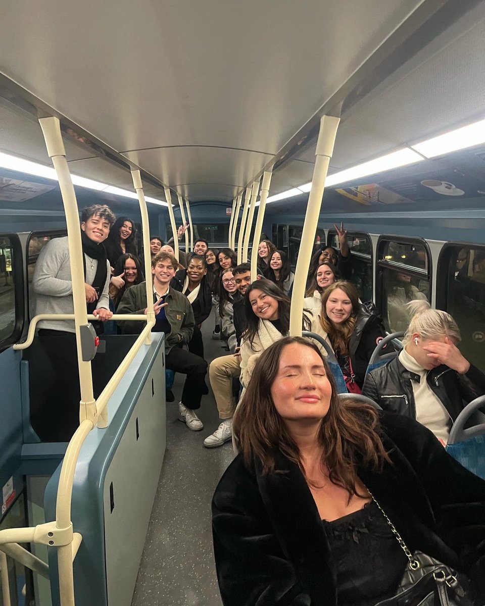 ColemanCenter's tweet image. Cheers from London! 🇬🇧✨ DePaul University students living it up with visits to Windsor Castle, football games, Shakespeare's birthplace, dazzling lights, and a thrilling Les Misérables experience! 🏰⚽🎭 #DePaulAbroad #LondonAdventures