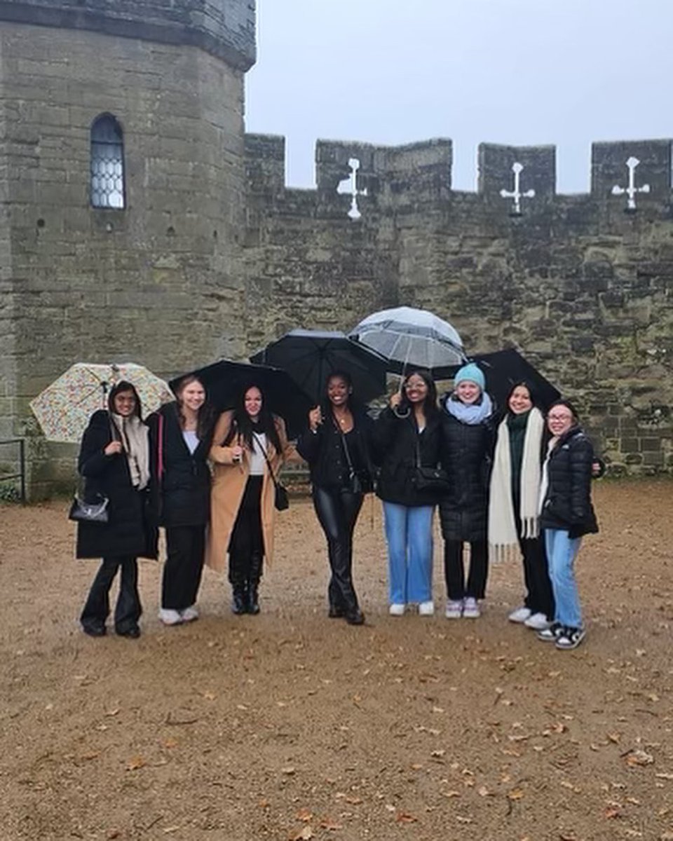 ColemanCenter's tweet image. Cheers from London! 🇬🇧✨ DePaul University students living it up with visits to Windsor Castle, football games, Shakespeare's birthplace, dazzling lights, and a thrilling Les Misérables experience! 🏰⚽🎭 #DePaulAbroad #LondonAdventures
