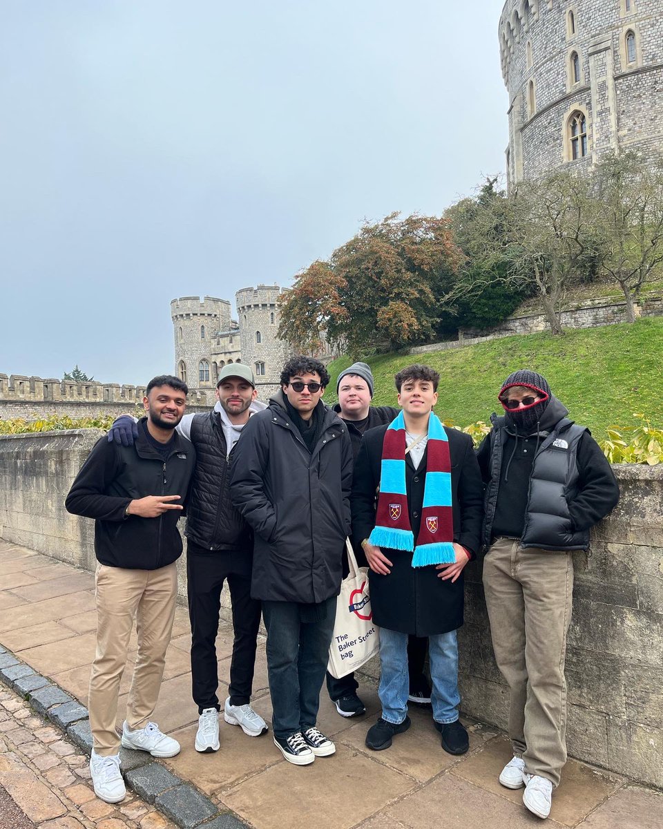ColemanCenter's tweet image. Cheers from London! 🇬🇧✨ DePaul University students living it up with visits to Windsor Castle, football games, Shakespeare's birthplace, dazzling lights, and a thrilling Les Misérables experience! 🏰⚽🎭 #DePaulAbroad #LondonAdventures