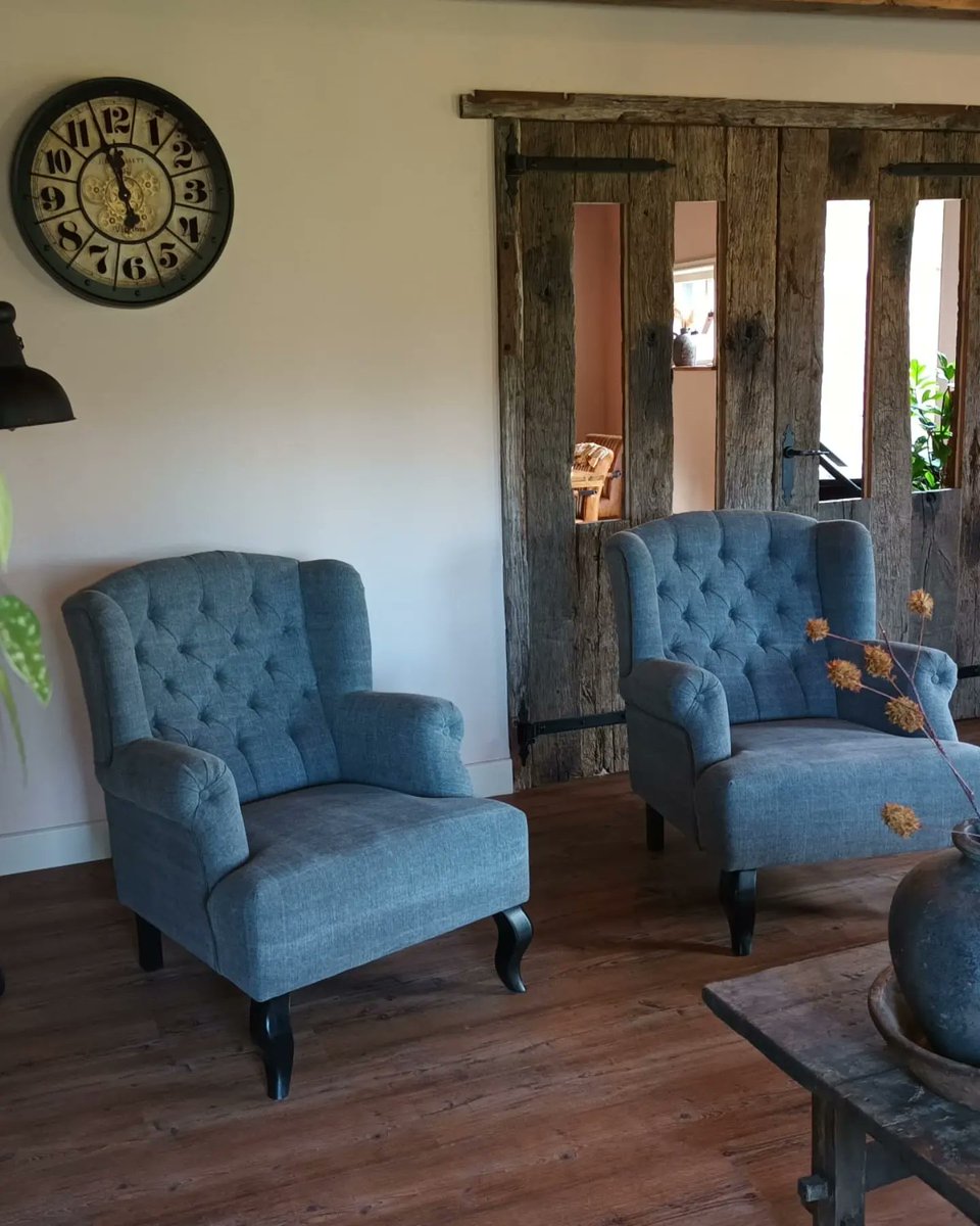 HenkBenard's tweet photo. 𝐋𝐚𝐧𝐝𝐞𝐥𝐢𝐣𝐤𝐞 𝐟𝐚𝐮𝐭𝐞𝐮𝐢𝐥𝐬 | afgeleverd in #Rouveen!

In een waanzinnig mooie "voormalige #boerderij" totaal geroneveerd in oude stijl!

De voordeur ging open, en het eerste wat je ziet is foto drie en vijf. 
De voormalige stal, nu deels al hal.

Echt een plaatje... https://t.co/czNXzxNdsw