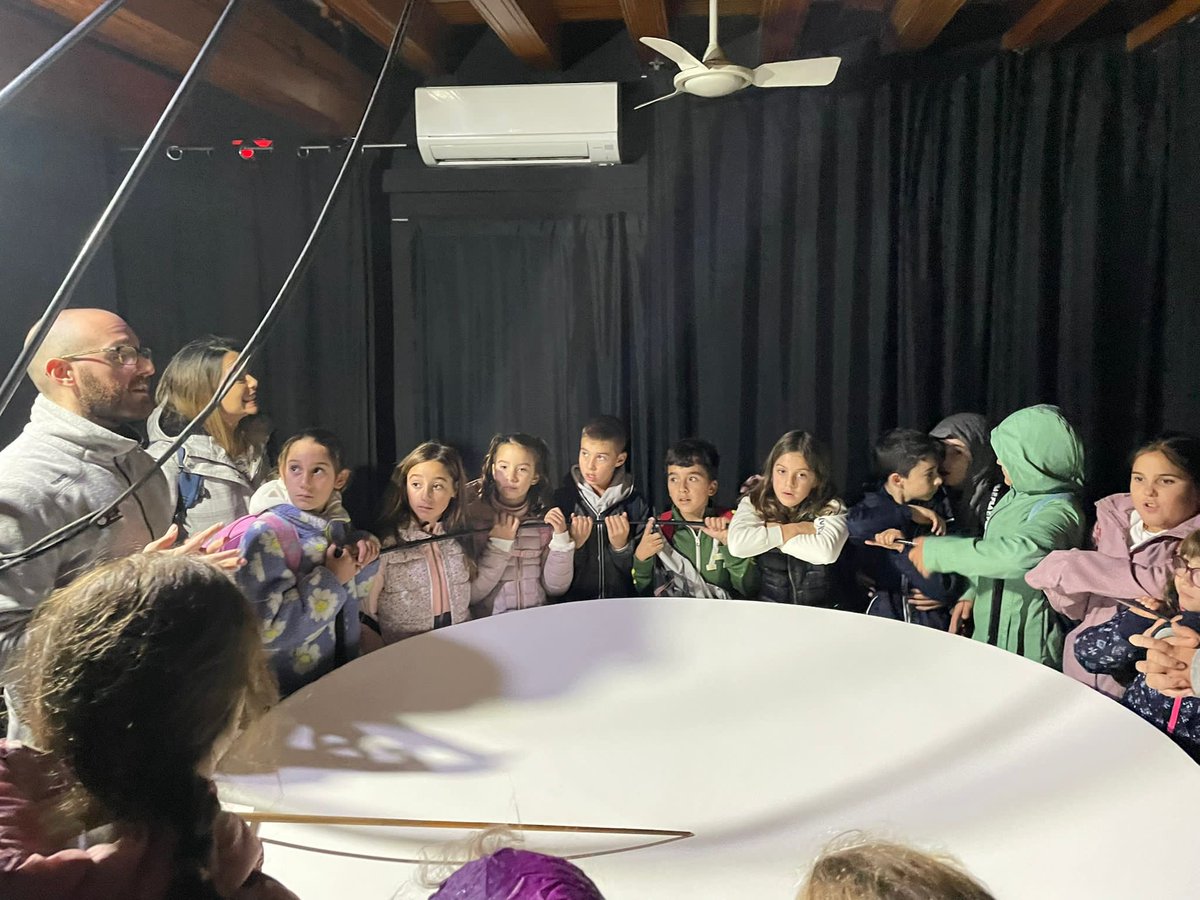 El pasado viernes nuestros alumnos y alumnas de 3º y 4º fueron de excursion a Cádiz. Alli pudieron visitar el Museo del Carnaval, la Torre Tavira y el Teatro Romano.
¡Viaje muy instructivo y divertido!