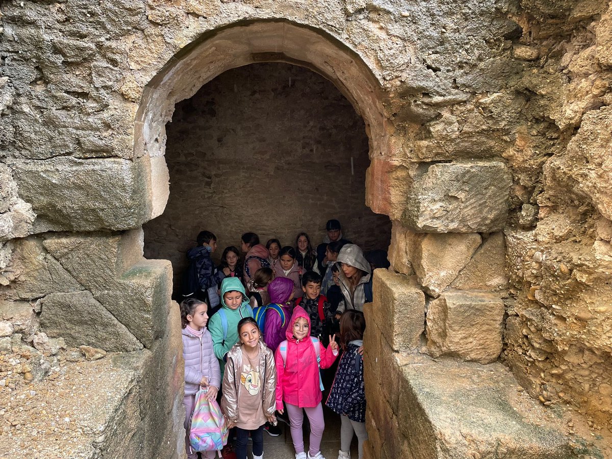 losbateles's tweet photo. El pasado viernes nuestros alumnos y alumnas de 3º y 4º fueron de excursion a Cádiz. Alli pudieron visitar el Museo del Carnaval, la Torre Tavira y el Teatro Romano.
¡Viaje muy instructivo y divertido! https://t.co/WlNvm0oAdh