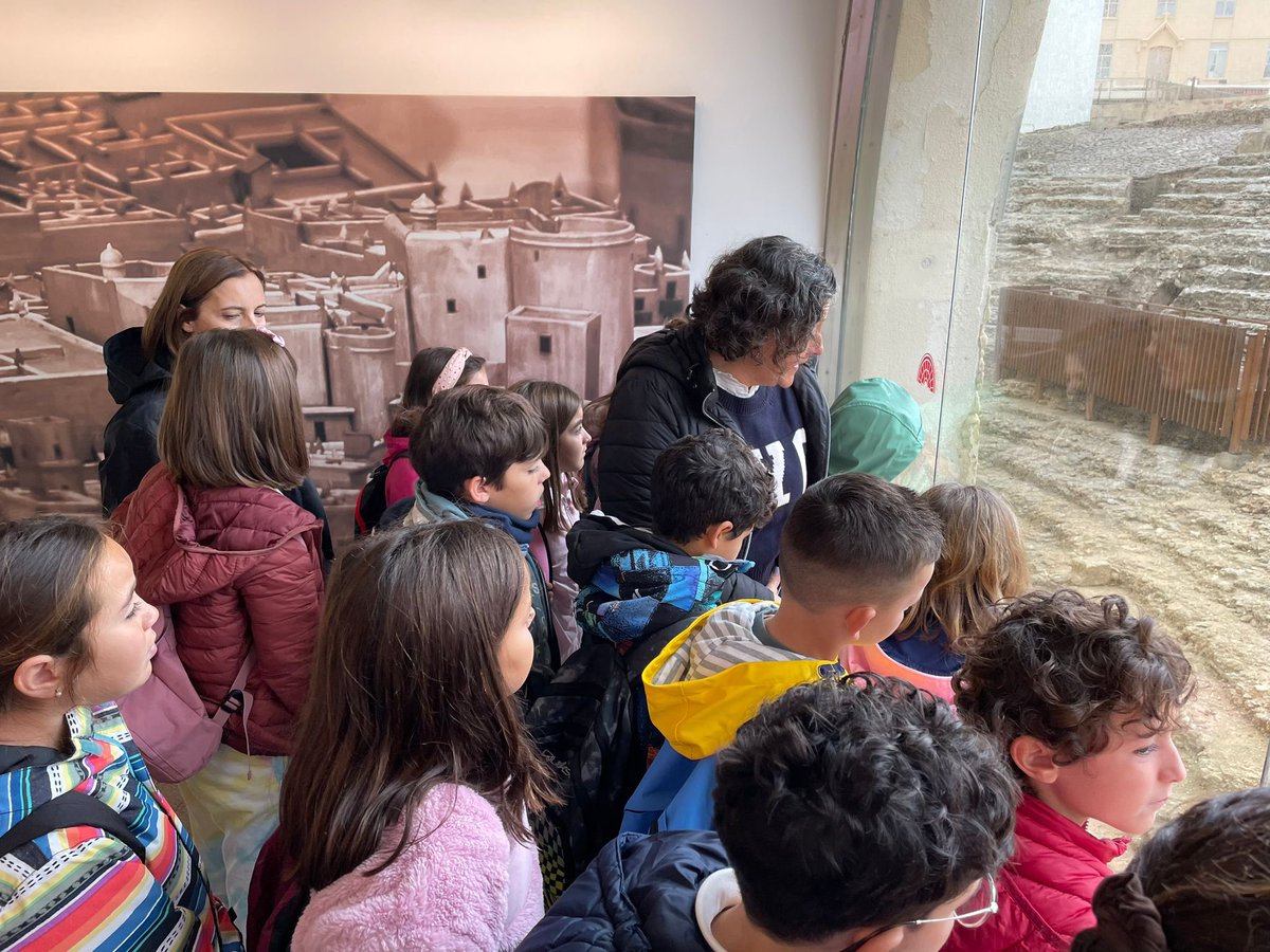 losbateles's tweet photo. El pasado viernes nuestros alumnos y alumnas de 3º y 4º fueron de excursion a Cádiz. Alli pudieron visitar el Museo del Carnaval, la Torre Tavira y el Teatro Romano.
¡Viaje muy instructivo y divertido! https://t.co/WlNvm0oAdh