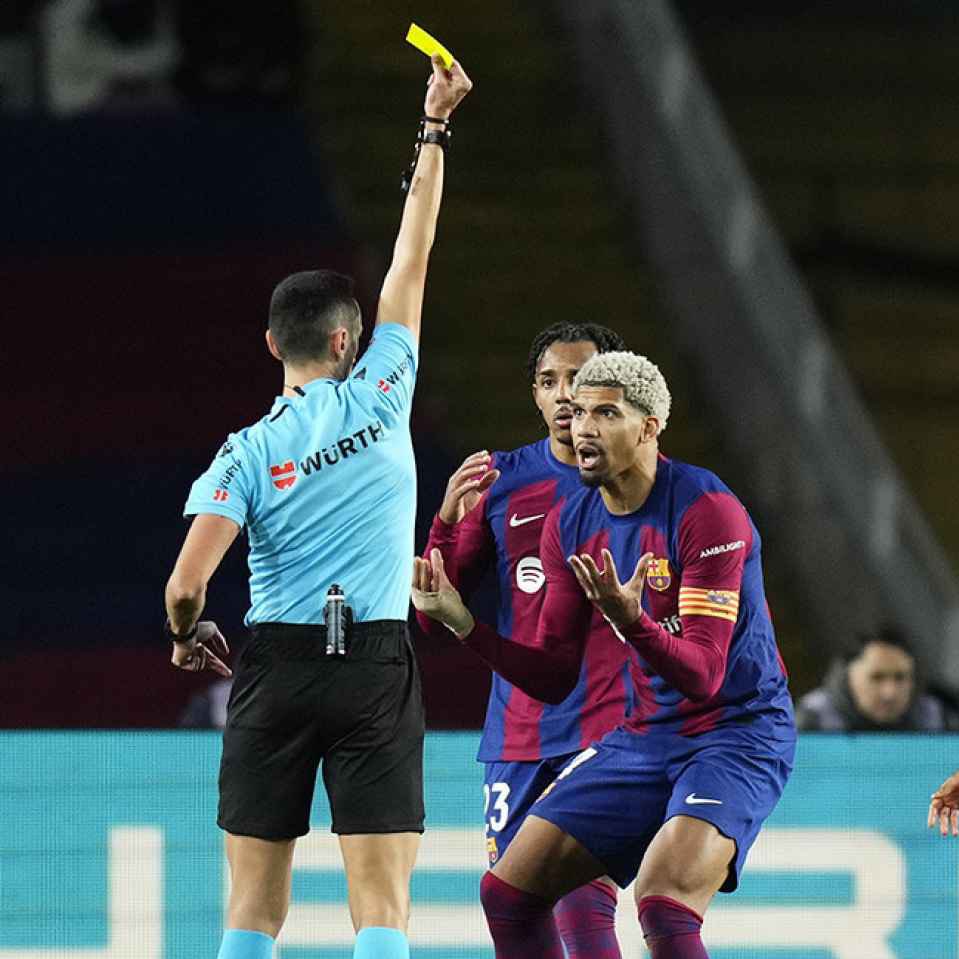 MartinMinan_'s tweet photo. 🚨🚨⚠️Informa el SPORT: Raul Cabañero, linier de Sánchez Martínez, se quedó en la puerta de la caseta del Barça en el descanso y al final del partido de ayer.

Se percató que había malestar en el Barça (por el arbitraje) y se quedó POR SI PODÍA ESCUCHAR ALGÚN COMENTARIO.

Cabe recalcar que los árbitros normalmente se dirigen a su propio vestuario directamente.

Al final del partido, Edu Polo, uno de los miembros del staff de Xavi, le habría aconsejado al linier de forma educada que era mejor evitar las tensiones que podía provocar su presencia en esa posición antes de que llegaran los jugadores.

Sin embargo, Cabañero avisó por el pinganillo a Sánchez Martínez, quien se sumó a la puerta del vestuario y le pidió a Edu que se identificara, ya con Xavi allí, quien dijo que era su jefe de prensa. Sánchez Martínez terminó recogiendo esto en el acta, pero sólo el “¿tú qué haces aquí?” de Edu Polo, no el por qué lo dijo ni qué más se dijo en el altercado.