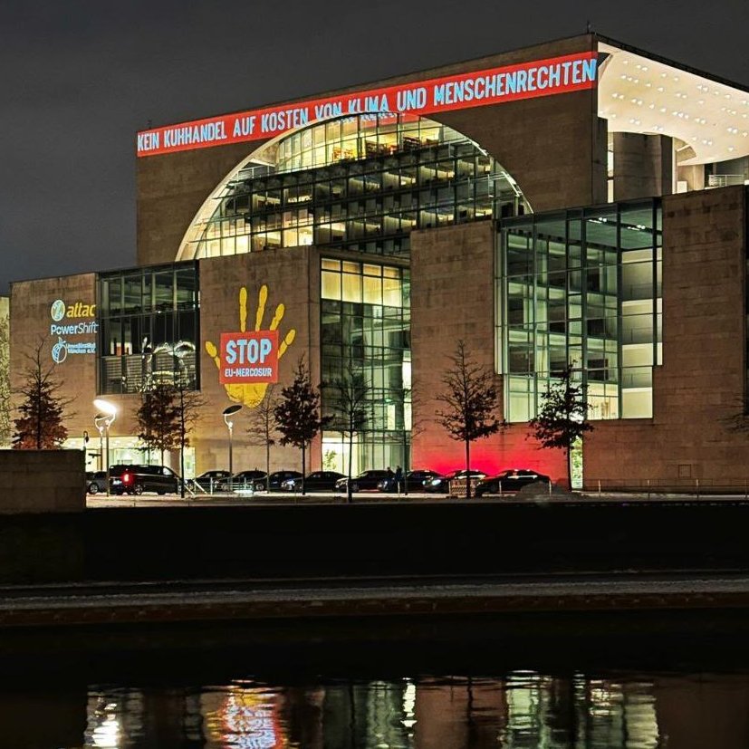 Berlín: anoche se reunió el presidente de Brasil, <a href="/LulaOficial/">Lula</a>, con el canciller alemán, <a href="/OlafScholz/">Olaf Scholz</a>. La sociedad civil proyectó en la sede gubernamental un mensaje claro: ¡No al mercadeo a costa del clima y los derechos humanos: ¡paren el acuerdo UE-Mercosur! 

#StopEUMercosur