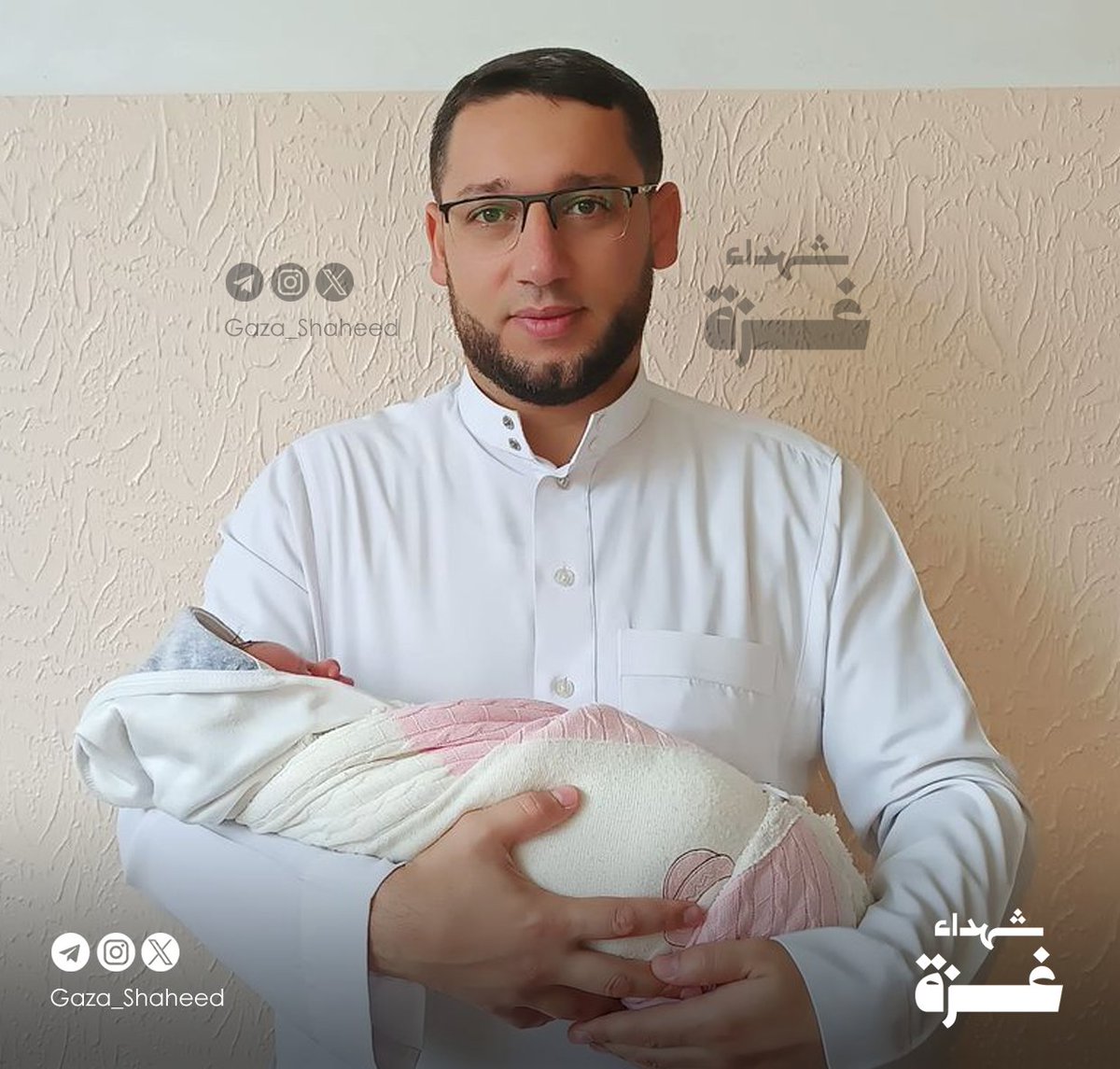 Gaza_Shaheed's tweet photo. الشهيد عيسى الحرثاني (أبو الحارث)

حافظ للقرآن متقن لحفظه، عنده الإجازة بالقراءات العشر الصغرى، إمام مسجد ومحفظ ومعلم للقرآن، يسرد القرآن كاملا غيبا في جلسة واحدة، سرده على زوجته وهي في أيام حملها الأخيرة بابنته الثانية "يمنى" يوم 6 أكتوبر قبل الحرب بيوم واحد، ثم ولدت يمنى يوم 1 نوفمبر 2023 واستشهدت مع والدها وأختها وعائلتها.

استشهد عيسى بتاريخ 19 نوفمبر، و23 من أفراد عائلته منهم ابنتيه، في جباليا البلد في قصف إسرائيلي على منزلهم.

#شهداء_غزة