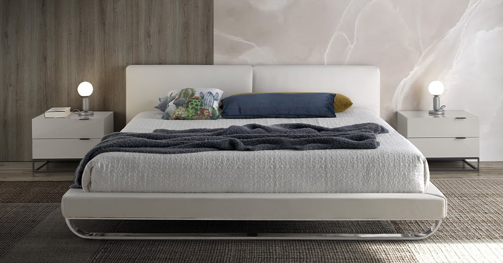 La cama modelo 7016 tiene un tapizado acolchado en polipiel blanco en el respaldo que aporta ese toque acogedor sin dejar de lado la comodidad. Incluye un confortable somier multiláminas fabricado en madera de pino. Perfecta para dar ese toque de diseño a tu dormitorio.