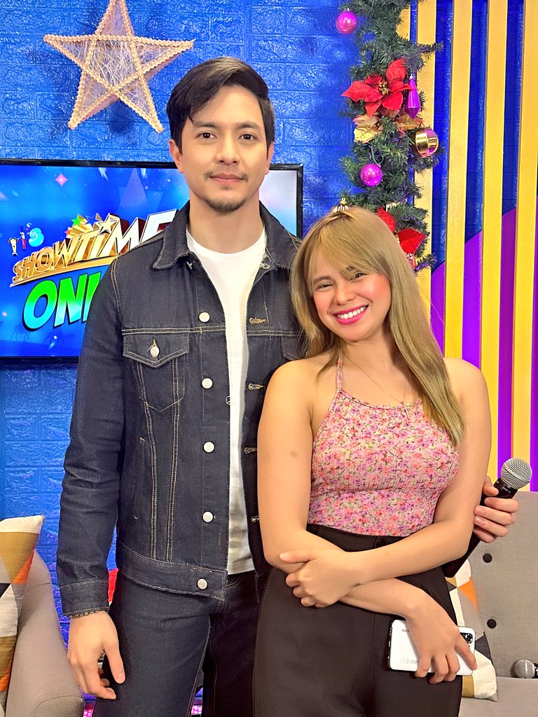 TaongGrasya__'s tweet image. "1 minute to air, wait lang po nasa Showtime Online U studio pa ako for  @aldenrichards02" 🤭 💛💙 

@itsShowtimeNa

#ShowtimeEspeciallyForYou