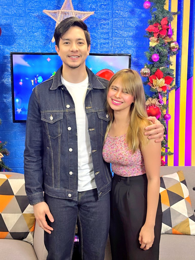 TaongGrasya__'s tweet image. "1 minute to air, wait lang po nasa Showtime Online U studio pa ako for  @aldenrichards02" 🤭 💛💙 

@itsShowtimeNa

#ShowtimeEspeciallyForYou