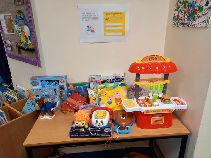 WSWastebuster's tweet photo. Holbrook Primary School - Horsham held a toy sale last week and rehomed lots of toys. You have until MIDDAY TODAY to claim more points for your school - rehome one toy and register it https://t.co/8IL7BcPZN6 #recycletoread #sussexmums #sussex https://t.co/cFqaVkRmCd
