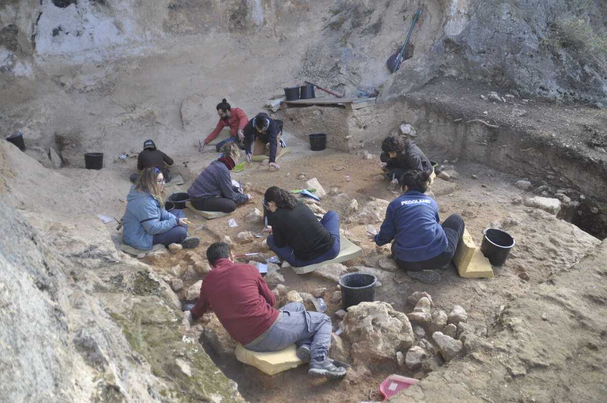 iphes's tweet photo. 🔴 Ja està en marxa una nova excavació a la Balma de la Griera (#Calafell), un jaciment que pot oferir informació sobre com es va #adaptar aquest grup de #neandertals, d'un clima #temperat a un de #fred 🔗 Més info: https://t.co/lkTZoWdm0G https://t.co/KmcOXaDNIf