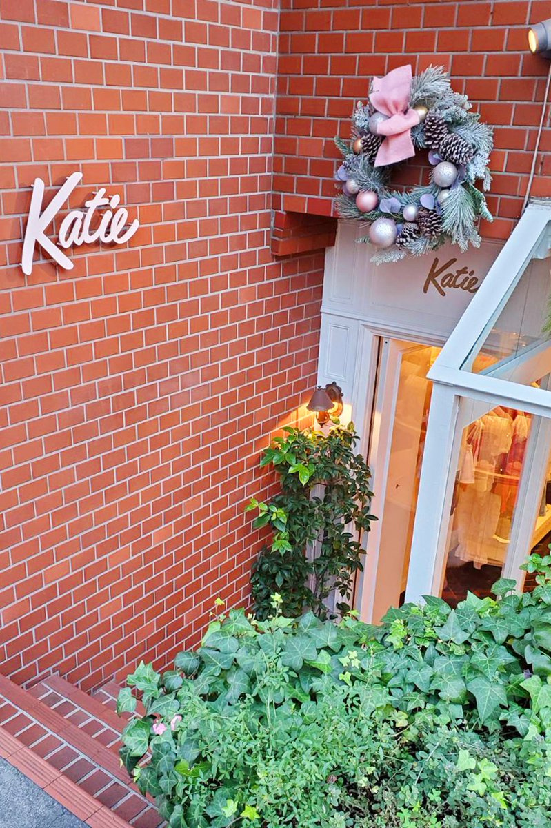 Katie_the_Store's tweet photo. Katie the Store 代官山の閉店まで

ラスト１５日...🎀

クリスマスラッピングを施したお店に
ぜひ遊びにいらしてくださいね🎄✨✨ https://t.co/Z87b3leR3N