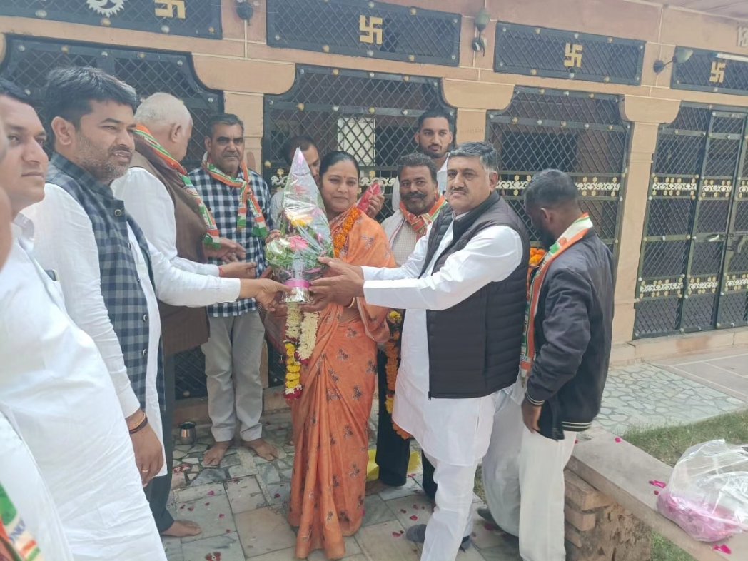 papuramdara's tweet photo. भोपालगढ़ विधायक बहिन गीता जी बरवड़ के साथ बाबा रामदेव जी मंदिर बनाड़ में दर्शन व पूजा-अर्चना कर क्षेत्र में सुख-समृद्धि व खुशहाली की मंगलमय कामना की।

इस दौरान साथ में भोपालगढ़ परिवार के सदस्यगण मौजुद रहे।
  
#आपणों_भोपालगढ़_आपणों_परिवार #mla #bhopalgarh #geetabarwar https://t.co/9espHwUJDT
