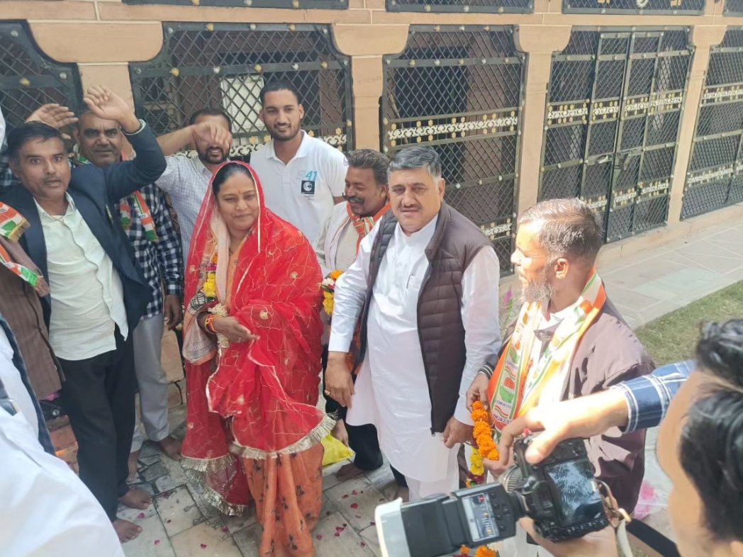 papuramdara's tweet photo. भोपालगढ़ विधायक बहिन गीता जी बरवड़ के साथ बाबा रामदेव जी मंदिर बनाड़ में दर्शन व पूजा-अर्चना कर क्षेत्र में सुख-समृद्धि व खुशहाली की मंगलमय कामना की।

इस दौरान साथ में भोपालगढ़ परिवार के सदस्यगण मौजुद रहे।
  
#आपणों_भोपालगढ़_आपणों_परिवार #mla #bhopalgarh #geetabarwar https://t.co/9espHwUJDT