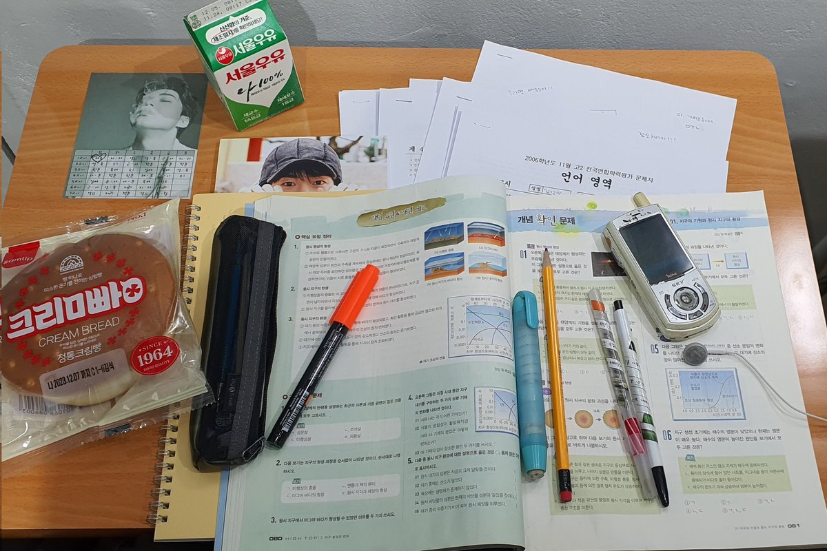geumgyul_m's tweet photo. 잘생긴 학생만 있다던 동화고 2학년 3반을 방문하였습니다. 배우님들의 배역이나 개인이 잘 녹아든 재밌고 섬세한 곳이었어요. 제겐 유니버셜 보다 재밌었어요😆😆 체육을 좋아하는 18번 학생과 지구과학 좋아하는 13번 학생🥰 3반 기말고사 1등 해서 붕어빵 먹었나요😃
#강민_우현의_동화같은_이야기 https://t.co/uWGzhbCqk3