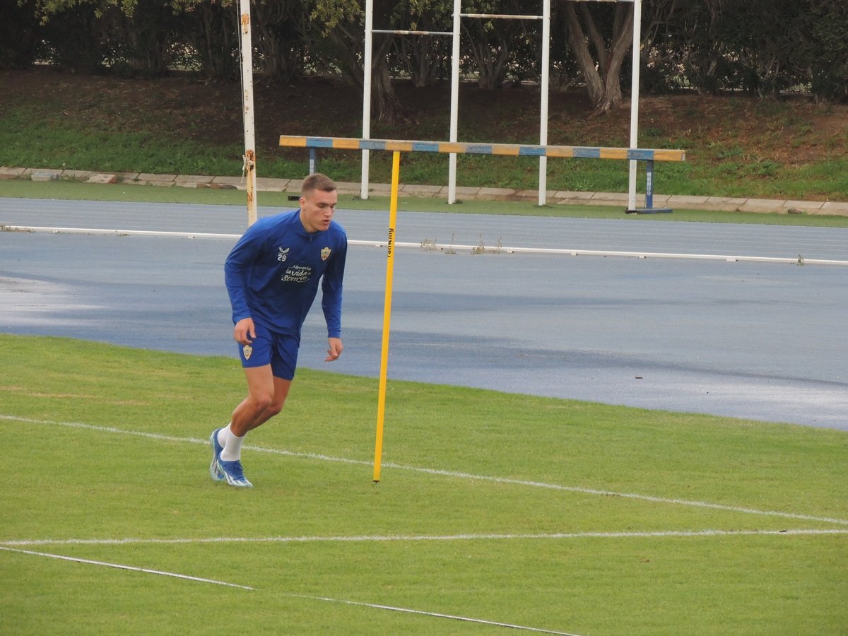 👏Milovanovic comienza la semana entrenando a tope en el campo Anexo con el recuperador Álvaro Cano

🇷🇸El delantero serbio está haciendo un gran trabajo en la hierba y está casi Ok