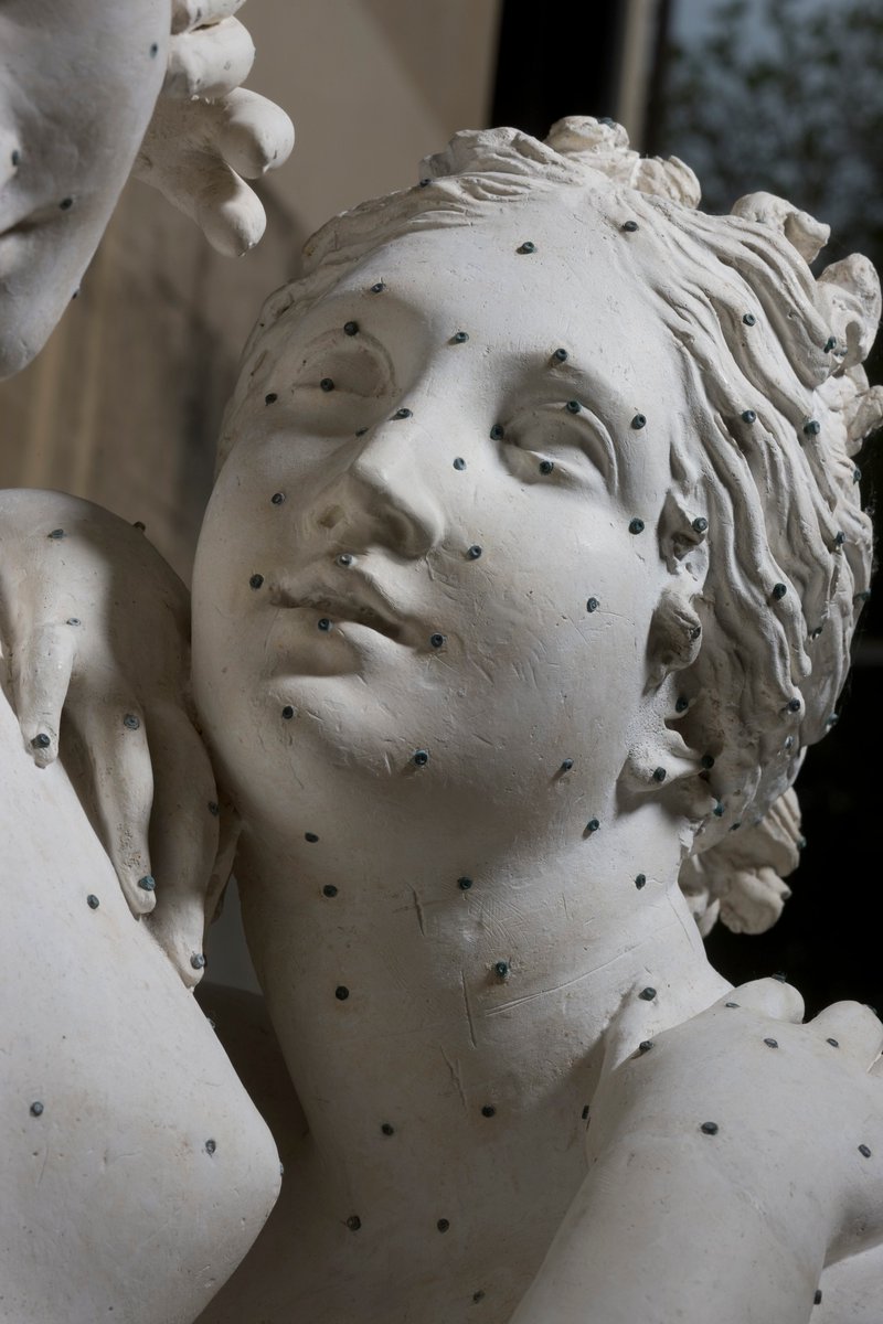 MuseoCanova's tweet photo. Ma cosa sono quei puntini?
Ci chiedete informazioni circa “i puntini” che si possono osservare sulle sculture della #Gypsotheca.
Volete approfondire la tecnica utilizzata da #AntonioCanova? Scoprite di più sul nostro sito al link: https://t.co/8kIpWISwnU
#museocanova #possagno https://t.co/KoEewHyXEl