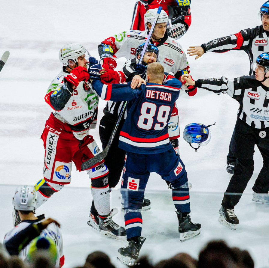eispiraten's tweet photo. 🥊💥🥊💥
_____
#eckepc #epc #eispiraten #crimmitschau #del2 #auswärtsspiel #kassel #huskies #fight #faustkampf #ole #olleff #sören #sturm #TraditionLeidenschaftEmotion
📸 Jan-Malte Diekmann https://t.co/9TEZBol7Mn