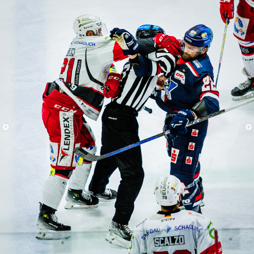 eispiraten's tweet photo. 🥊💥🥊💥
_____
#eckepc #epc #eispiraten #crimmitschau #del2 #auswärtsspiel #kassel #huskies #fight #faustkampf #ole #olleff #sören #sturm #TraditionLeidenschaftEmotion
📸 Jan-Malte Diekmann https://t.co/9TEZBol7Mn