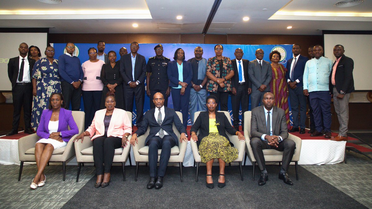 Muri gahunda y'icyumweru cyahariwe kurwanya #ruswa,uyu mwanya inzego zinyuranye ziri mu nama nyunguranabitekerezo ku ngamba zo gukumira no kurwanya ruswa n'umusaruro zitanga.
Hon. <a href="/eugirashebuja1/">Dr. Emmanuel Ugirashebuja</a> atangiza iyi nama yashimangiye ko u #Rwanda ruri mu nzira nyayo yo kurandura ruswa.