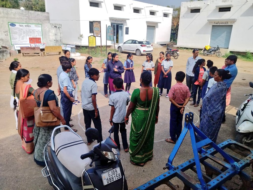 RathodDevim's tweet photo. આજરોજ હેલ્થ એન્ડ વેલનેસ સેન્ટર દરામલી ખાતે RKSK ક્વિઝ કોમ્પિટિશન નું આયોજન કરવામાં જેમાં પિયર એજ્યુકેટરની જ્ઞાન સાથે ગમ્મત કુલ 3 રાઉન્ડમાં રમત રમીને અંતે પ્રથમ, દ્વિતીય અને તૃતીય નંબર આપીને ઇનામ વિતરણ કરવામાં આવ્યું @CdhoSabarkantha @PhcSbcc @IdarSbcc @THOIDAR @Sbccsk https://t.co/rZkaI5HLTl