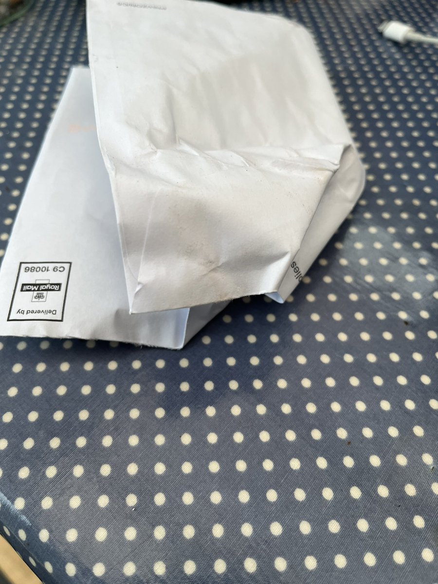 AllanMurray1's tweet photo. @RoyalMailHelp is this how you deliver mail now https://t.co/YuQolwcz5A