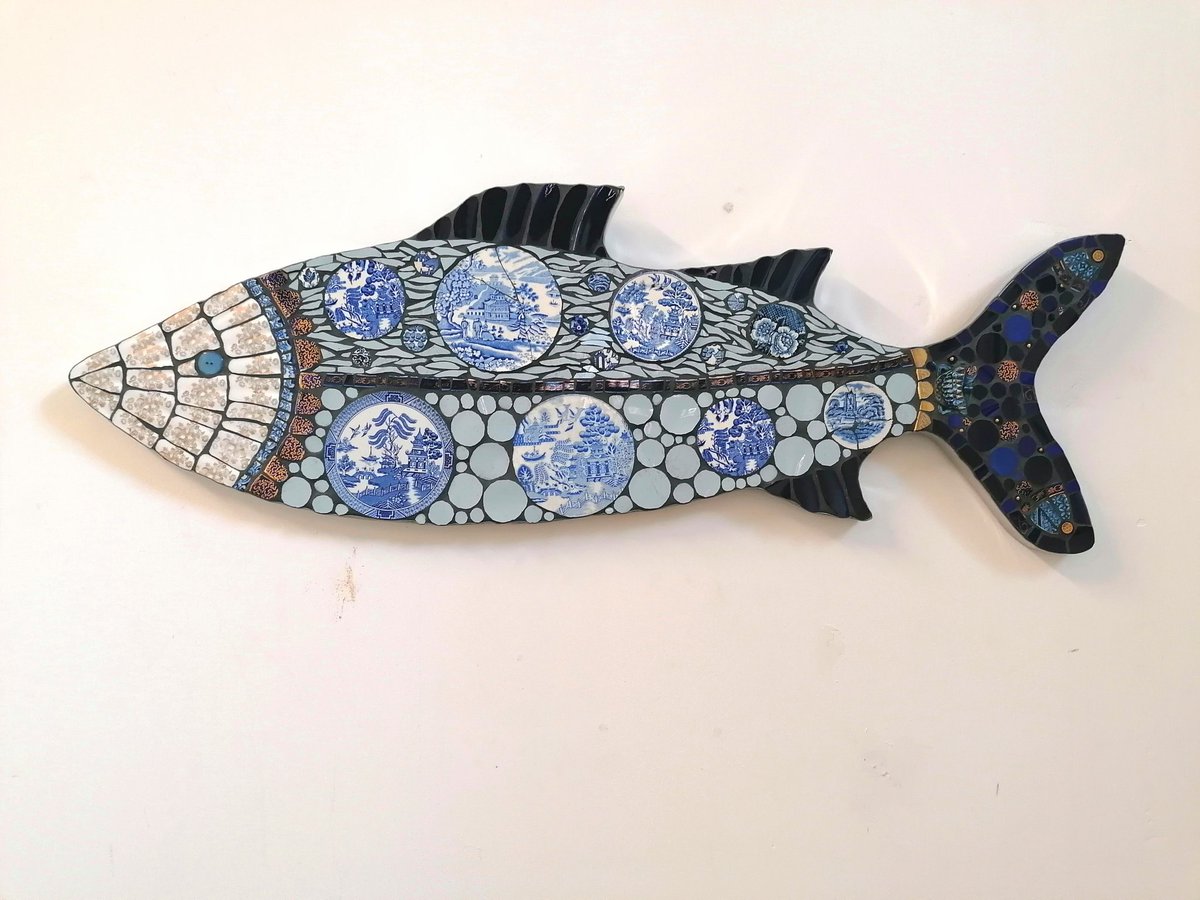 ⭐#mosaicmonday⭐ Fish Frolics in the studio! 🐟All made with carefully snipped plates. 🍽️ Msg for info. #willowpattern #blueandwhite #reclaimedceramic #mosaic #fish #mondayblues