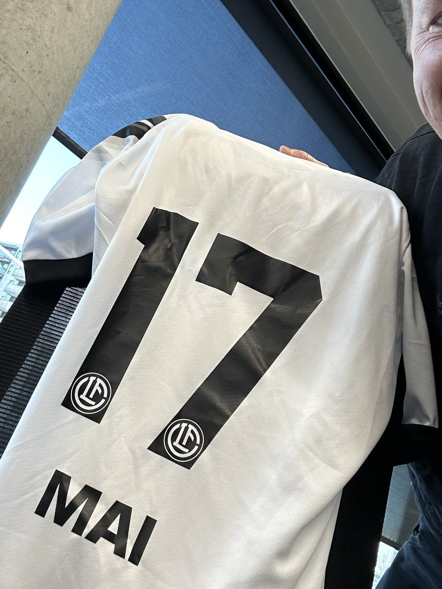 KasperWikestad's tweet photo. Har jo noen (ikke altfor mange) kule drakter hjemme.
Men av kampbrukte, og egentlig alle kategorier, kommer jo denne Lugano-drakta et stykke opp! 😁🔥
#javielsker https://t.co/3pWKqYcbkV