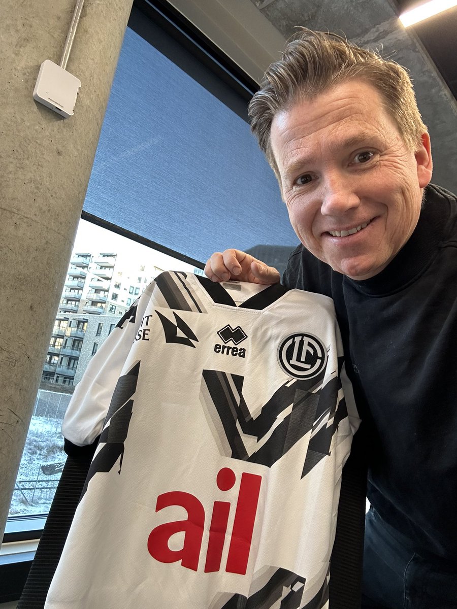 KasperWikestad's tweet photo. Har jo noen (ikke altfor mange) kule drakter hjemme.
Men av kampbrukte, og egentlig alle kategorier, kommer jo denne Lugano-drakta et stykke opp! 😁🔥
#javielsker https://t.co/3pWKqYcbkV