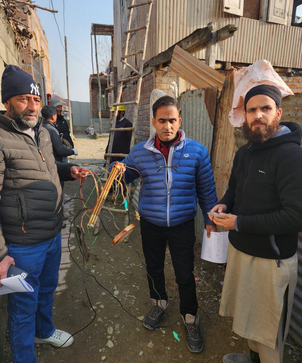 kpdcloffice's tweet photo. Too many 'hooks' spoil the broth!
We caught him red-handed with multiple illegal connections. 
Instant action under extant law will follow.
@diprjk @OfficeOfLGJandK @Raj576113 @mussarat_zia https://t.co/njXmVSBVsk