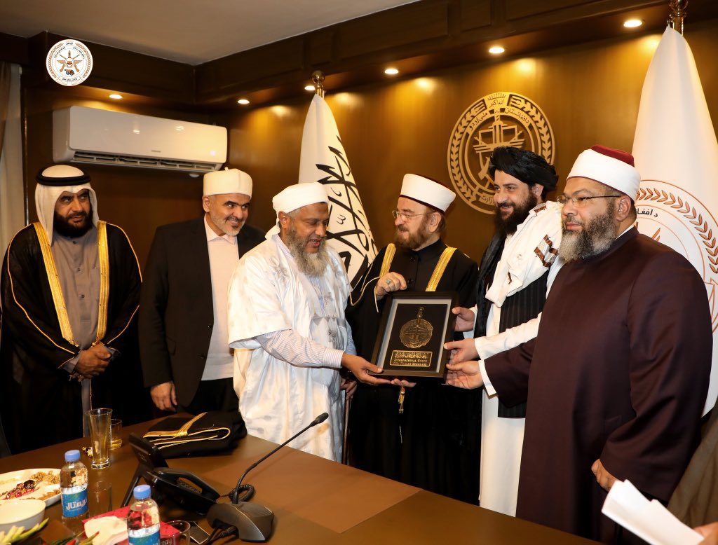 Aftabkochi313's tweet photo. سبحان الله!
څه عجیب او خوندؤر منظر دی.
یعقوب ابن عمر  د نړۍ د سترو شیوخو او علماوو په منځ کي. https://t.co/LKV73MbD3N