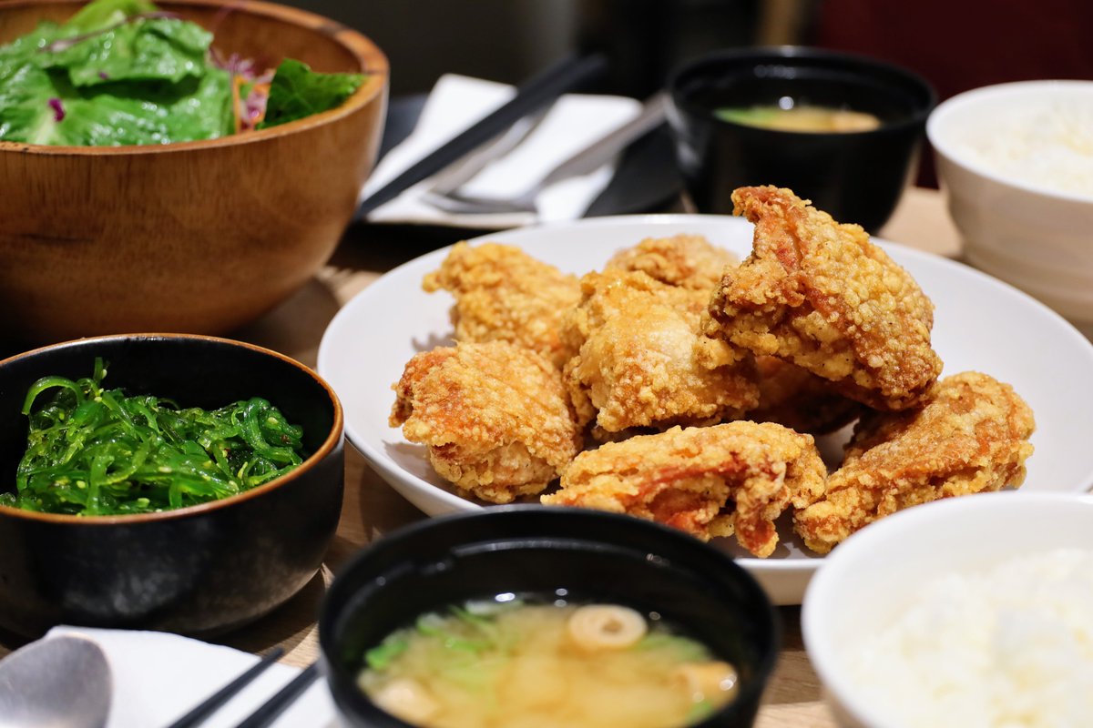 kintiew360's tweet photo. 🍗#ไก่ทอดคารายามะ🍗 ที่ว่ากันว่าได้นำสูตรต้นตำหรับไก่ทอดจากญี่ปุ่นที่มีมากกว่า 100 สาขาในญี่ปุ่นมาให้ชาวไทยได้ลิ้มลองกัน ซึ่งผมไปลองมาแล้ว บอกเลยว่า กรอบนอก ฉ่ำใน อร่อยเลยแหละ สมกับที่เขาบอกว่าเป็นอันดับต้น ๆ ของไก่ทอดคาราอาเกะ ในประเทศ #ญี่ปุ่น เดี๋ยว��าดูกันว่าผมสั่งอะไรกันบ้าง https://t.co/GJceC4llQ3