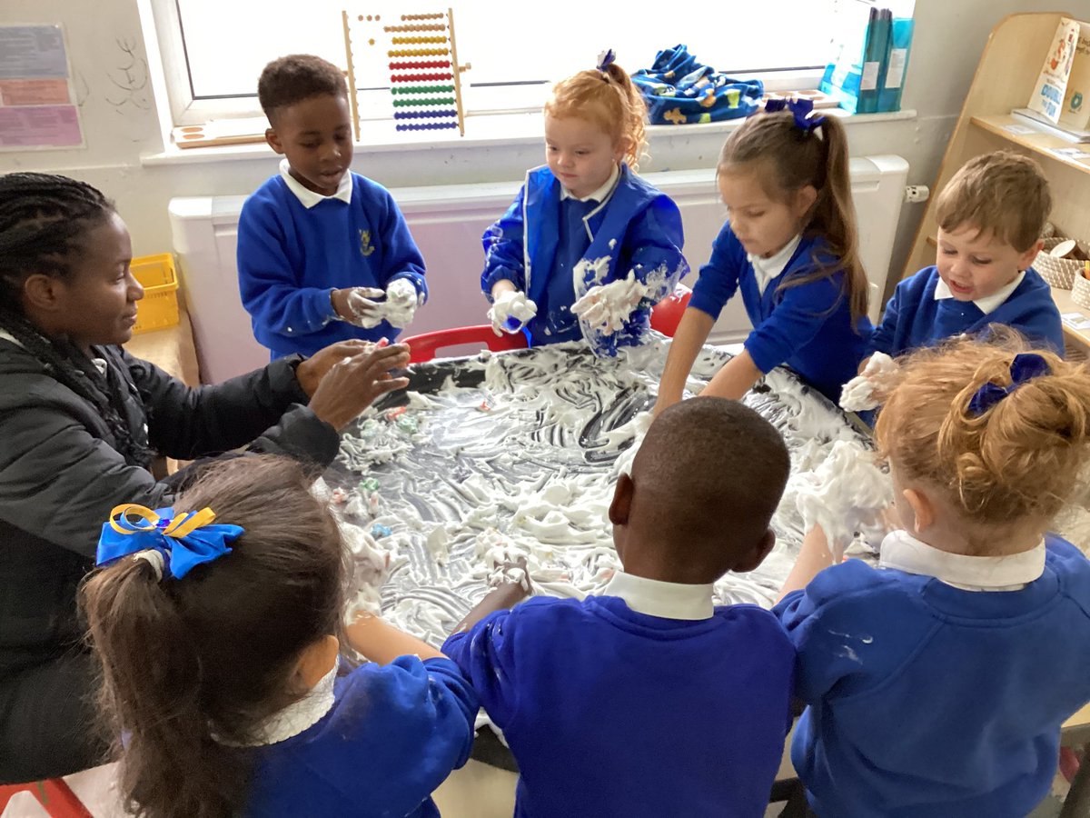 GSPSReception's tweet photo. Stay and play dates with some of our lovely parents from Ladybirds and Butterflies. #GSPSPhonics #EYFS @GwladysStPrim https://t.co/2HJN2Bf4UQ