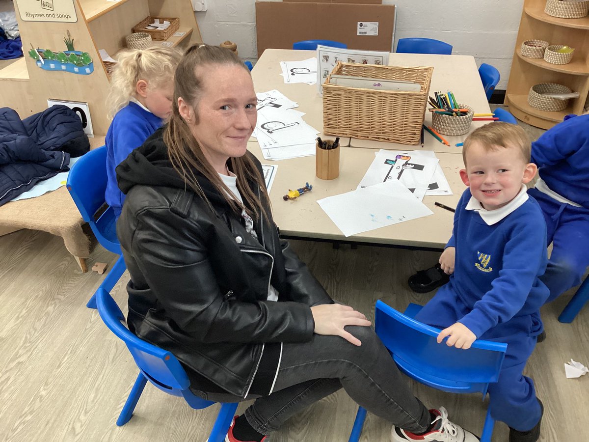 GSPSReception's tweet photo. Stay and play dates with some of our lovely parents from Ladybirds and Butterflies. #GSPSPhonics #EYFS @GwladysStPrim https://t.co/2HJN2Bf4UQ