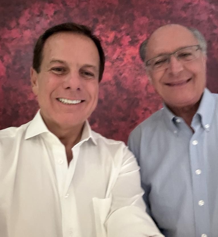 jdoriajr's tweet photo. Recebi a honrosa visita do Presidente @geraldoalckmin. Chegou dirigindo seu carro particular. Tivemos uma excelente conversa sobre o Brasil e suas boas perspectivas.
Alckmin tem grandeza, capacidade e bom sentimento. https://t.co/oTeURA2O9U