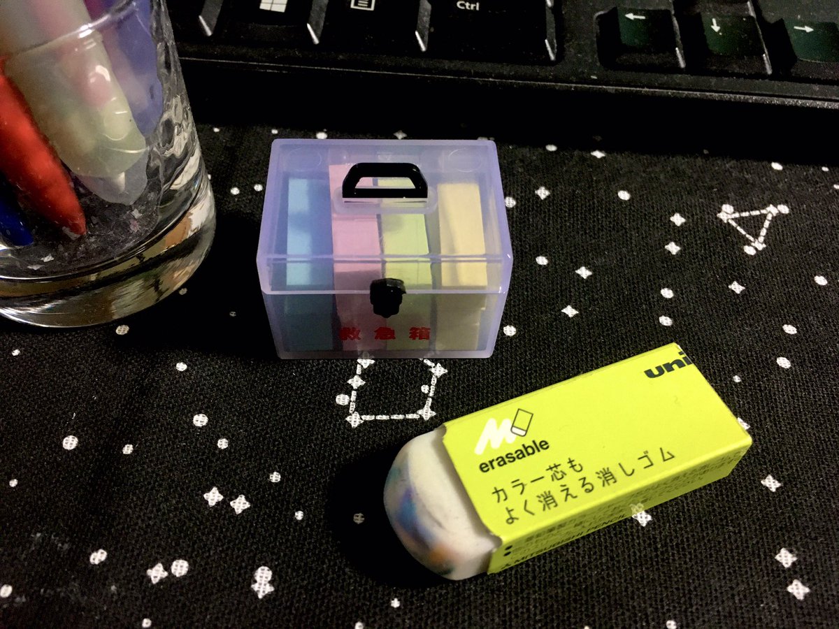 Iorin_note's tweet photo. ガチャのミニチュア救急箱が
小さな付箋を入れるのに
ジャストフィット❣️

#文房具紹介 
#文房具整理
#文具好き https://t.co/1CJZ3WoWAK