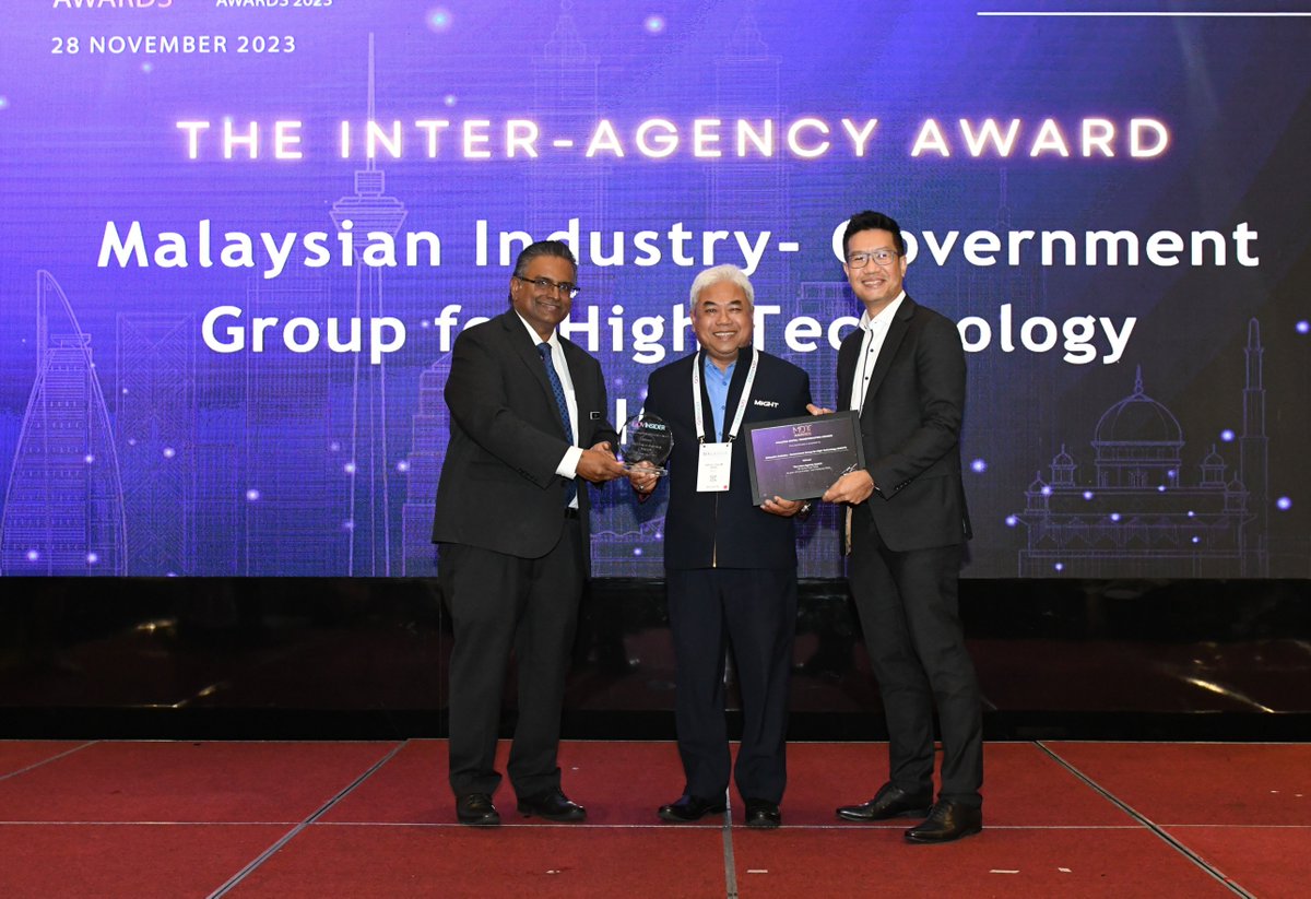 GovInsider's tweet photo. Kudos to the Malaysian Industry-Government Group for High Technology on winning The Inter-Agency Award at the #MalaysiaDigitalTransformationAwards! 

Special Mention goes to Digital Educational Learning Initiative Malaysia (DELIMa)!🌟 

Congratulations to both agencies! 🎉 https://t.co/MZ5bxsT1Xj