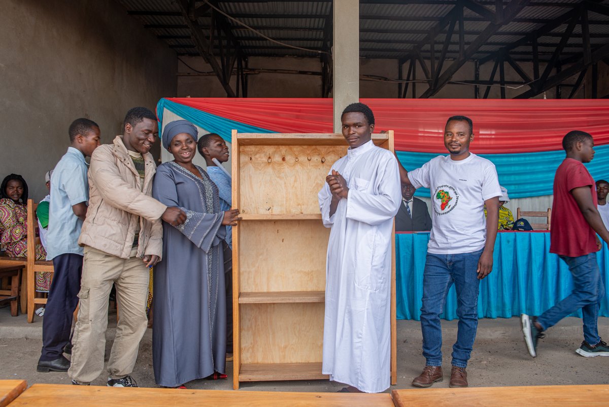 Quelques tables, chaises et tabouret fait par nos jeunes apprentis ont été remis à titre symbolique aux différents groupes de formation que compose le CRS-APROJED dans son volet éducation. Des outils bien professionnels pour une longue durée d'utilisation.