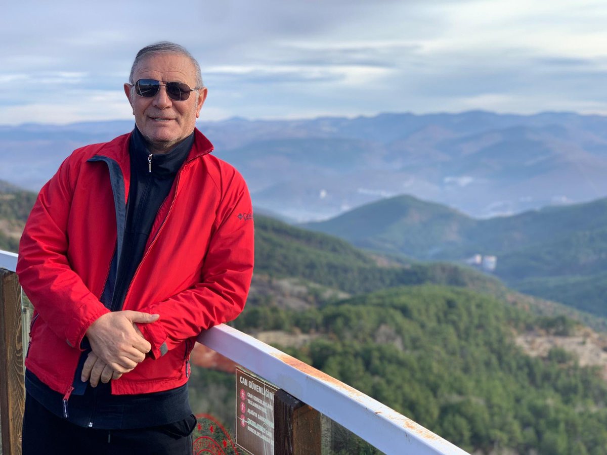 babakazim42's tweet photo. “Yalnız kalabilecek kadar güçlü ol. İnsanlarla birlikte olacak kadar akıllı ol. 
İnsanlar içinde kaybolmayacak kadar kendin ol.” https://t.co/eyNt6PzpVC