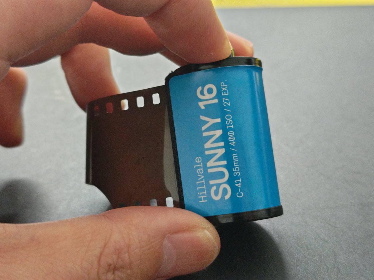 GIBSONSGSG2021's tweet image. 次はこのフィルム使おう。
「ヒルヴェールSUNNY 16」

恒例の「中身は何だろな？」
答え合わせは21:00頃発表します👍

#フィルムカメラ
#Rollei35