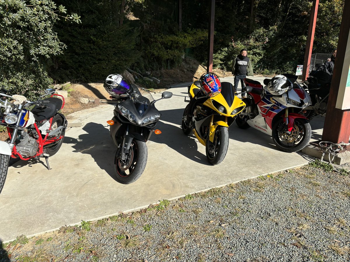 vanbee_BaliusA3's tweet photo. 会社ツーリングでコケコッコー共和国へ🏍💨

晴れてても山は寒い🥶
 #yzfr1 
 #バイク 
 #ツーリング https://t.co/5173TIl9rZ