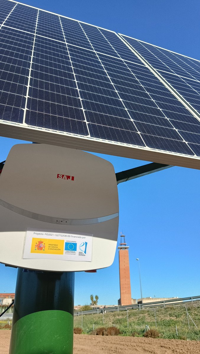 InvestigaUS's tweet photo. #CienciaUS La @unisevilla cuenta ya con una planta agrovoltaica donde se estudiará el efecto entre cultivo y paneles fotovoltaicos ♻️

https://t.co/aR7OPPLyAr 

vía @ETSIASevilla https://t.co/WsEXm2c4RA