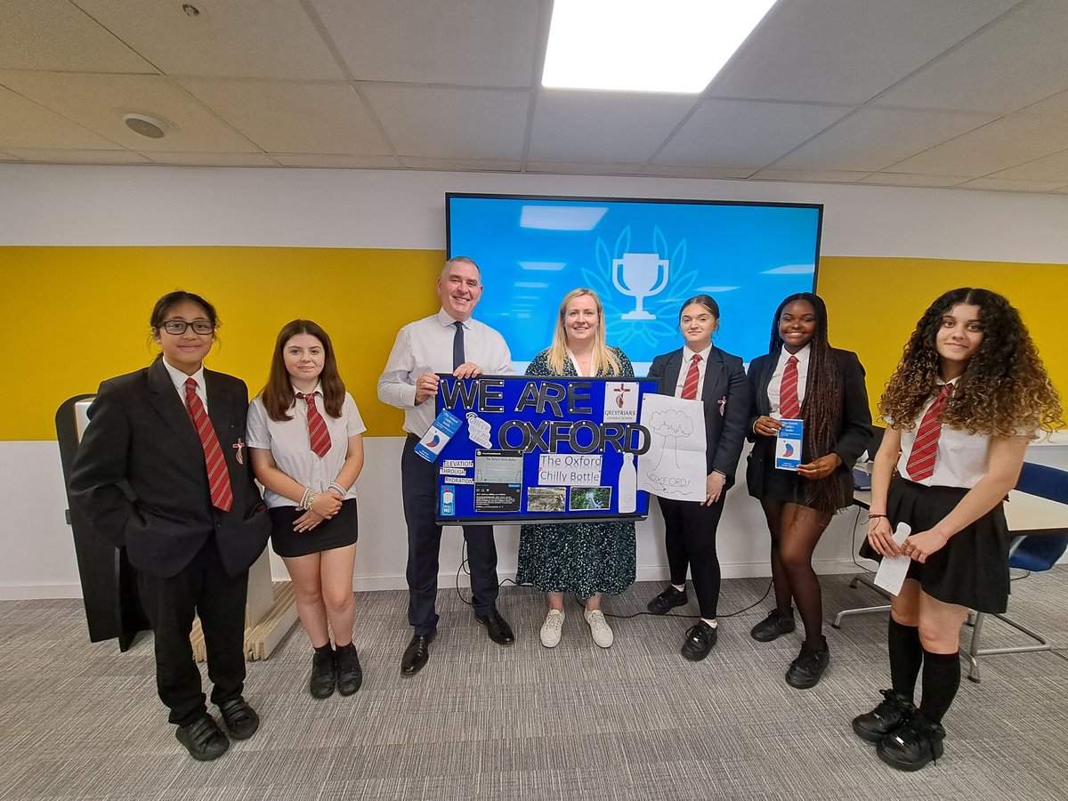 📰 READ: 'Made in Oxford' challenge winners @GreyfriarsOx raised £500 for charity! Students won based on their water bottle designs which focused on sustainability & heritage. Read more > bit.ly/3R8SRgf @WestgateOxford @LandsecGroup #sustainability #retail #socialvalue