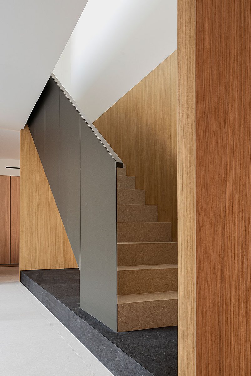 Interior_es's tweet image. Experimenting with space through volumes and #materiality was one of the objectives of Olmos Estudio when designing this warm #house between party walls. -&amp;gt; Photographs: David Zarzoso
-&amp;gt; interioresminimalistas.com/2023/12/04/vol…
-&amp;gt; #architecture #interiorarchitecture #wood #Carcaixent #Valencia