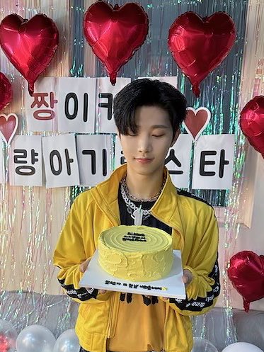 xikers_official's tweet photo. [#예찬] 현우형 너무 생일 축하하고 한 달 동안 친구여서 좋았어요❤ 내년 10월 21일만 기다려야지이 ㅎㅎㅎ
#xikers #싸이커스 https://t.co/TsAtbQPHNZ