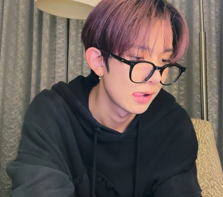 hello, I’m kenzo and i'm looking for interactive moots 

- he/him 
- not new to #stantwt #kpoptwt
- nct, aespa, twice, enhypen,svt
- any fandoms :)

likes are very appreciated :)